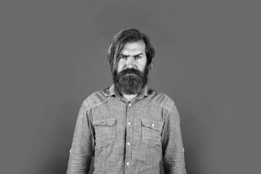 Sakallı, olgun bir hippi. Bıyıklı, vahşi, beyaz bir hippi. Erkek berber bakımı. Ciddi sakallı adam. insan duygularını ifade etmek. Saç ve sakal bakımı. Kendine güvenen ve yakışıklı vahşi adam.