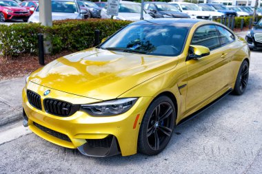 Miami Beach, Florida USA - 15 Nisan 2021: Sarı bmw m4, ön köşe manzaralı. Lüks spor araba.