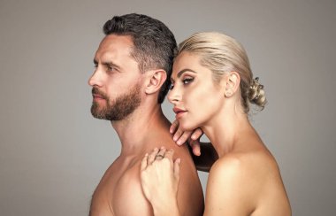 Aşık seksi çift. Şehvetli, çıplak bir çift. Çıplak kadın çıplak erkeği kucaklıyor. romantik ilişki