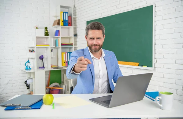 교실에서 컴퓨터를 가지고 칠판에 미소짓는 학교 선생님들. 집게손가락 — 스톡 사진