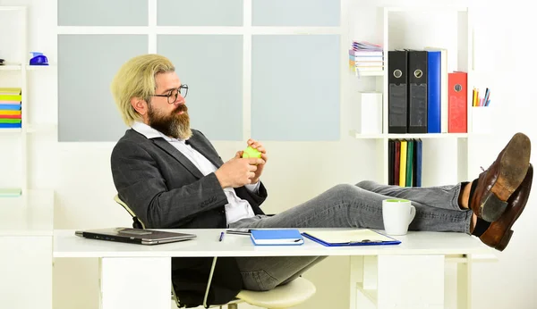 如果你想成功，你必须采取行动。成功的男性创业者正式的商务西装坐在办公室的内部。业务经理放松。头脑风暴。办公室工作。业务概念 — 图库照片
