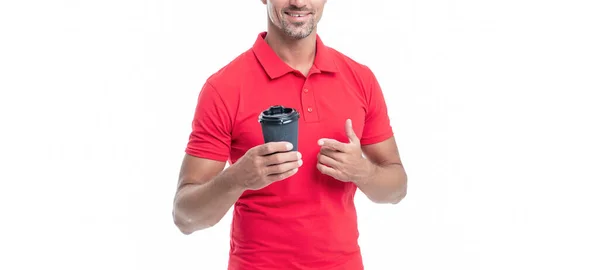 통통 한 빨간 셔츠를 입고 테이크 웨이 커피와 일회용 컵을 가리키는 행복 한 남자 — 스톡 사진