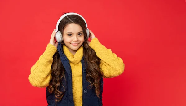 Niño sonriente en sombrero escuchando música en auriculares, espacio para copiar, auriculares — Foto de Stock