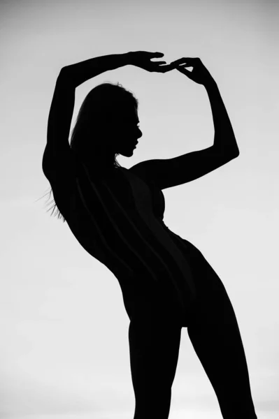 Mærk harmonien. kvinde danse i solopgang. mørk figur af danser. dans om aftenen - Stock-foto