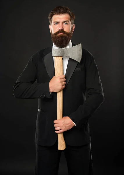 Serious bearded man in suit holding axe dark background — Fotografia de Stock