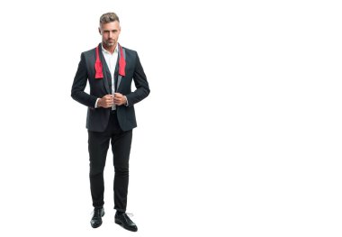 Beyaz arka planda soyutlanmış zarif erkek garsonun tam boyu