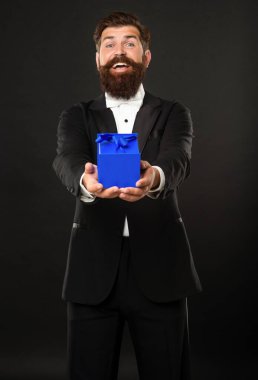 Smokinli, papyon takan, siyah arka planda, kutulu mutlu bir adam. Sevgililer Günü