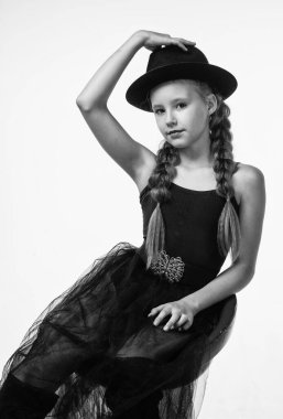 Moda mankeni beyaz tenli, modacı çocuk.