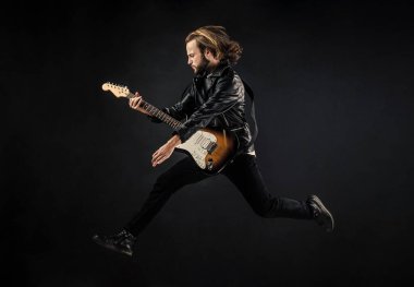 Atlayan müzisyen gitarist. Rock müzik çalıyordu. Modaya uygun çılgın adam. string müzik enstrümanı.