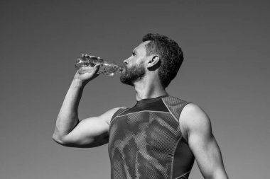 Adamın suya ihtiyacı var. Spor ve sağlıklı yaşam tarzı rutini. Vücuttaki su dengesi.