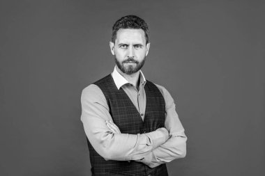 Moda işinde iyi görünümlü bir adam çapraz eller ve güven giyer.