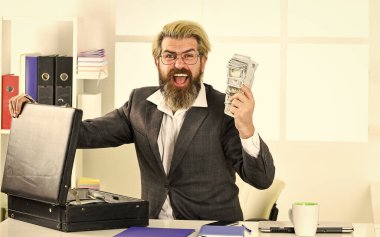 Finansal danışmanlık. Mali müşavir. Finansal başarı. Nakit ciro ve vergi ödemesi. Nakit parası olan bir iş adamı. Erkek işyeri sahibi ofisi. Banka hesabı oluştur. Kredi ve nakit kavramı