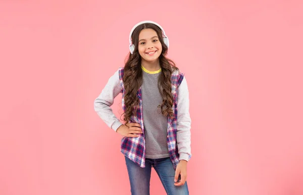 Feliz chica adolescente en los auriculares. amante de la música. escuchar música. accesorio de dispositivo de auriculares inalámbricos. — Foto de Stock