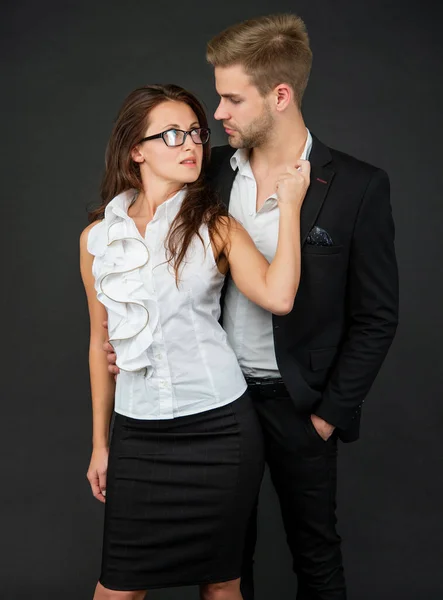 Casal na moda formal no amor em negócios olhar no fundo preto, colega — Fotografia de Stock