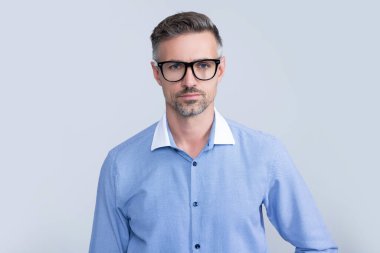 Gözlük takan ve ofis gömleği giyen olgun bir avukat.