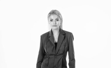 Beyaz arka planda izole edilmiş platin sarısı saçlı, pembe ceketli şık bir kadın.