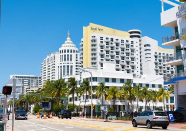 Miami Beach, Florida ABD - 14 Nisan 2021: Miami Beach, Collins Bulvarı 'ndaki Royal Palm Hotel