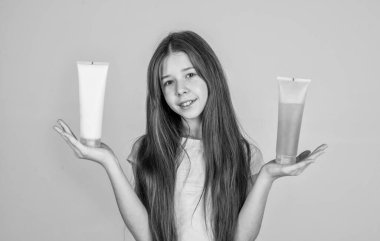 Uzun düz saçlı neşeli kız saç kremi şampuan ya da jöle şişesi, vücut bakımı