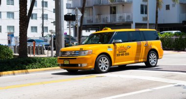 Miami Beach, Florida USA - 14 Nisan 2021: Ford Sunshine taksi, köşe manzaralı. Sarı Büyükelçi