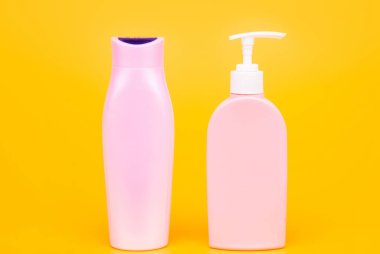 Banyo malzemelerini paketlemek için mükemmel. Şampuan ve saç kremi şişeleri. Kozmetik şişeleri