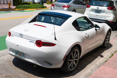 Miami Beach, Florida ABD - 14 Nisan 2021: beyaz mazda mx 5 veya Miata 1989 Roadster, arka plan.