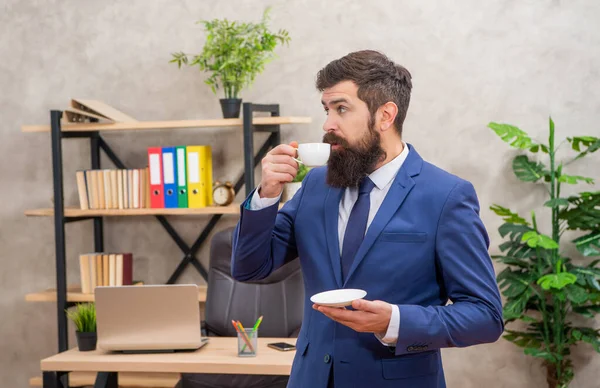 Amazed brutal ceo in businesslike suit has lunch break with coffee cup at the office, professional — Foto de Stock