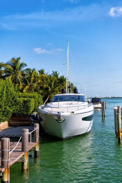Luxury private yacht in miami port with palm trees — Stock Photo, Image
