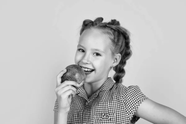 Niño adolescente feliz con manzanas llenas de vitaminas recogidas de la cosecha de otoño, dieta —  Fotos de Stock