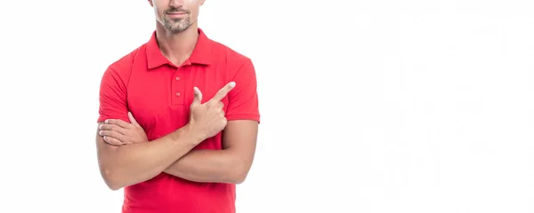 Beyaz arka planda, kırmızı tişörtlü, kır saçlı yakışıklı bir adam. işaret parmağı — Stok fotoğraf