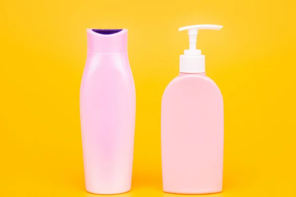 Idealny do pakowania produktów do kąpieli. Butelki szamponu i odżywki. Butelki kosmetyczne — Zdjęcie stockowe