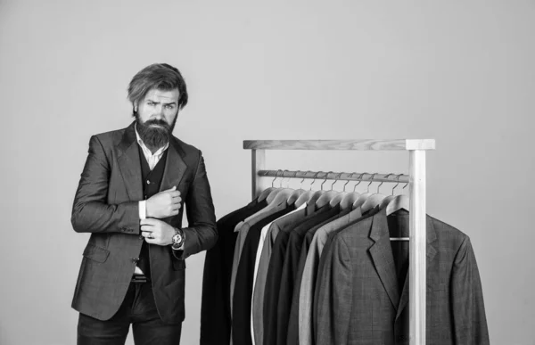 Je travaille sur les tendances. beau sartor avec ruban à mesurer. beauté masculine et mode. homme barbu tailler des vêtements. garde-robe formelle et de bureau. homme d'affaires. tailleur confiant concevant veste masculine — Photo