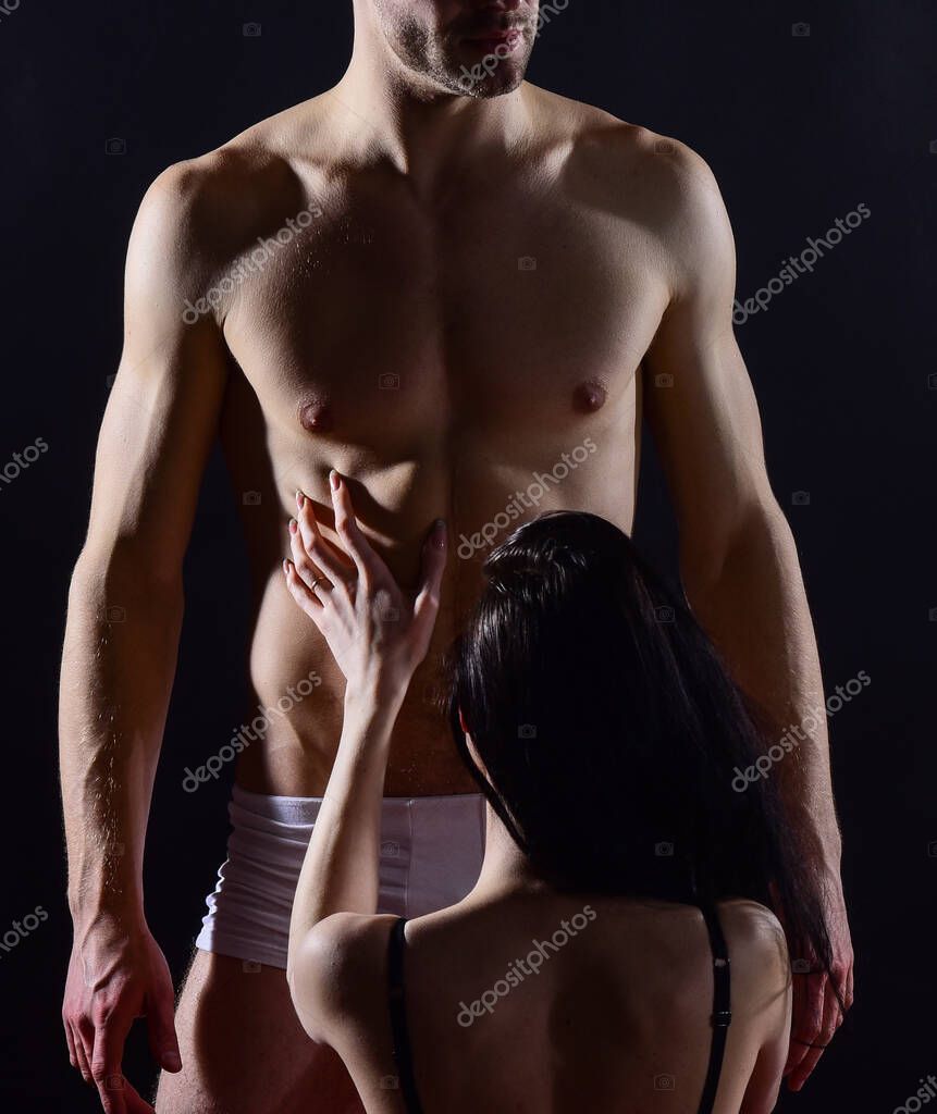 Cinsel ilişki. Aşıklar çıplak vücut. orgazm. Kendini koru. Yatakta seksi  bir çift. Aşık şehvetli bir çift. Tutku ve arzu. Erkek ve kadın erotik  oyunlar oynuyorlar. Seks yapmak. Romantik çift — Stok Foto ©