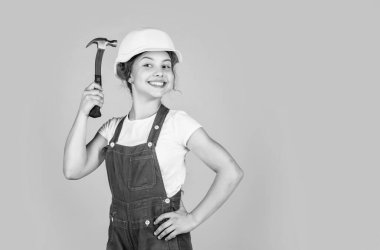 Koruyucu miğfer takan genç kız. Çekiç, koruma, kopyalama alanı kullan.