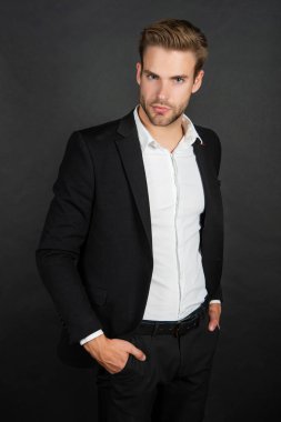 Siyah arkaplanda başarılı yönetici ofis çalışanı