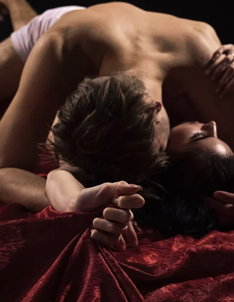 Szexi érzéki pár szerelmes meztelen férfi és nő szex játékok az ágyban, kísértés — Stock Fotó