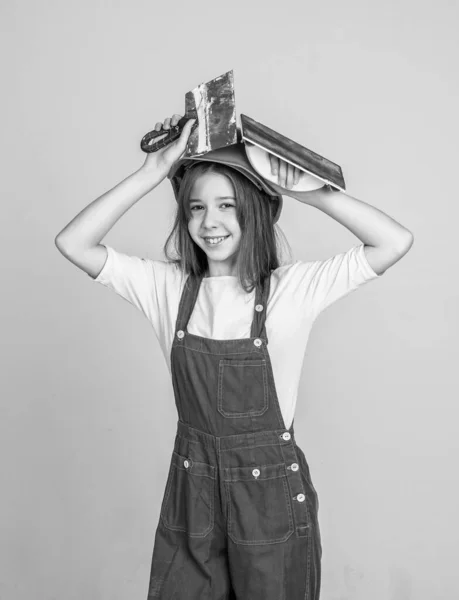 Menina adolescente alegre em uniforme de trabalho e espátula de capacete, gesso — Fotografia de Stock