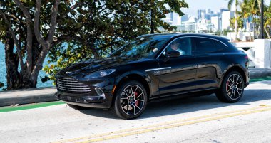 Miami Beach, Florida ABD - 15 Nisan 2021: Siyah Aston Martin Dbx, köşe manzaralı