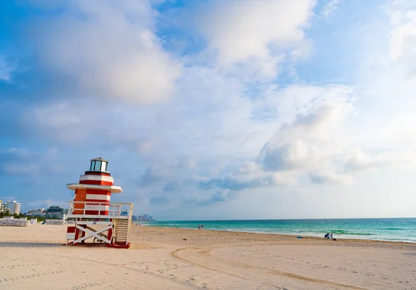 Torre de salvavidas en la costa de verano en miami. espacio de copia — Foto de Stock
