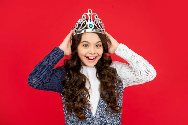 Amazed child in queen crown. princess in tiara. portrait of proud kid. teen girl wear diadem — Foto de Stock