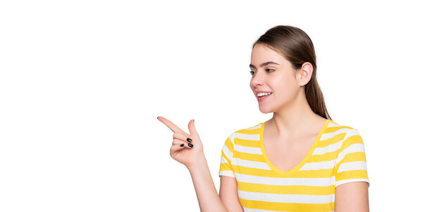 счастливая молодая девушка в летней полосатой футболке изолированы на белом фоне. указательный палец