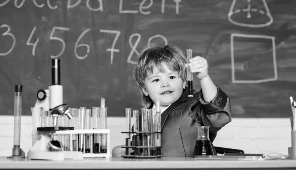 Probówki z płynem do badań. Mały chłopiec studiuje chemię. wynik. Koncepcja medyczna. Małe dziecko. Mały chłopiec używający mikroskopu na lekcjach. uczyć się na przyszłość. Pewny siebie student studiujący — Zdjęcie stockowe