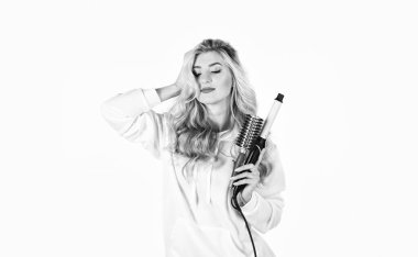 Bunu gerçekleştireceğiz. Güzel yüz. Kuaför salonu konsepti. Sağlıklı uzun sarı saç. Saç maşası kullanan uzun saçlı bir kadın. Güzellik ve moda. Saç stili dalgalı bukleler. Mükemmel makyaj ve kıvrımlar.