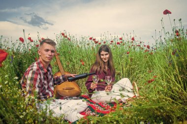 Aşk ve romantizm. Afyon. İlkbahar kırsalında. Çiçek tarlasında gitar çalan aşıklar. müzik.