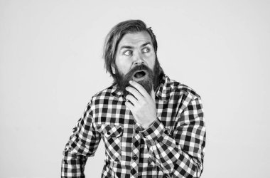 Gerçekten öyle mi? Uzun, gür sakallı ve bıyıklı bir adam. Yakışıklı, kendine güvenen bir adamın mükemmel bir saç stili var. Gömlekli sakallı adam şaşırdı. Erkek güzellik konsepti. Sakallı hippi portresi