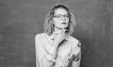 Tahtada gözlüklü düşünceli bir öğrenci. Gelecek okul yılında. Kız sınavlara hazırlanıyor. Deneme yazısı. Belge dizini olan öğretmen. Özel dersteki kız öğretmen. rapor projesi. Okula geri dön.