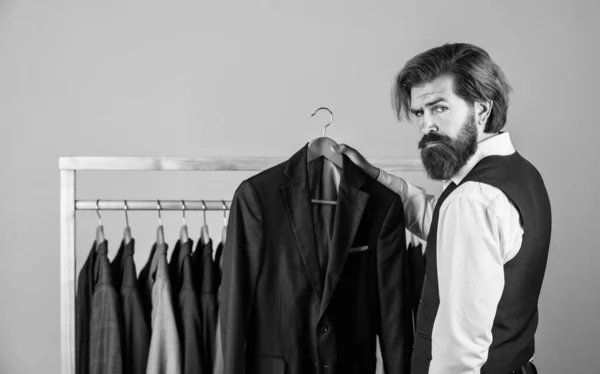 Homme créateur de vêtements de mode présentant collection sur mesure, concept de jour spécial — Photo