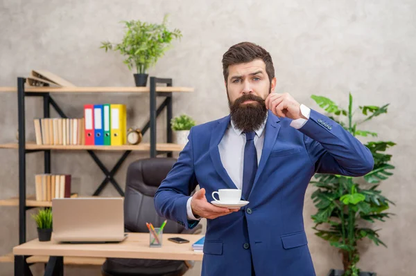 Confuso ceo brutal en traje de negocios tiene hora del almuerzo con taza de café en la oficina, hora del almuerzo — Foto de Stock