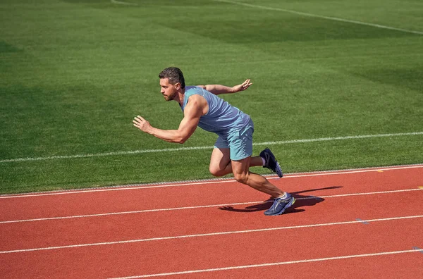 Loper aan het einde. Atleet loper voor te bereiden om te racen in het stadion. Looptips voor beginners. — Stockfoto