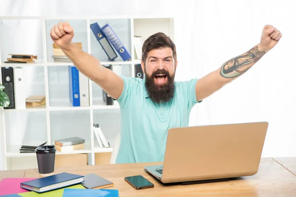 Homme excité heureux hurlant faire geste gagnant à l'ordinateur portable dans le bureau, réalisation — Photo