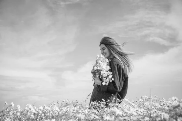 Una simple alegría. pareja romántica con flores de manzanilla en la fecha. vacaciones de verano familiares. feliz hombre y mujer enamorados disfrutar de clima primaveral. relaciones felices. chica y chico en el campo —  Fotos de Stock